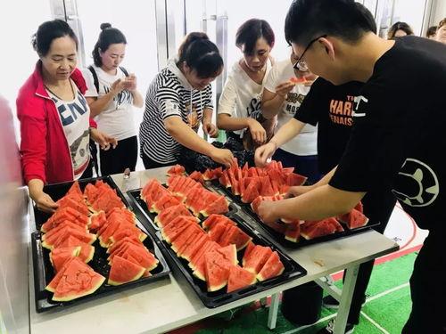 lol国宴群众吃瓜,群众吃瓜，欢声笑语共庆电竞盛宴