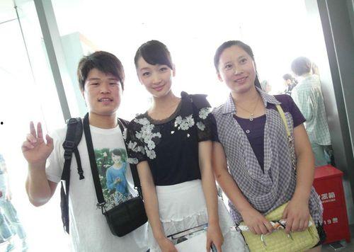 吃瓜群众简介图片,网络时代的旁观者与评论家