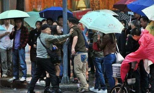 杭州抢劫吃瓜群众骨折事件,无辜路人遭遇不幸